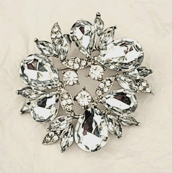 CRYSTAL CLEAR RHINESTONE PIN BROOCH - Picture 2 of 5